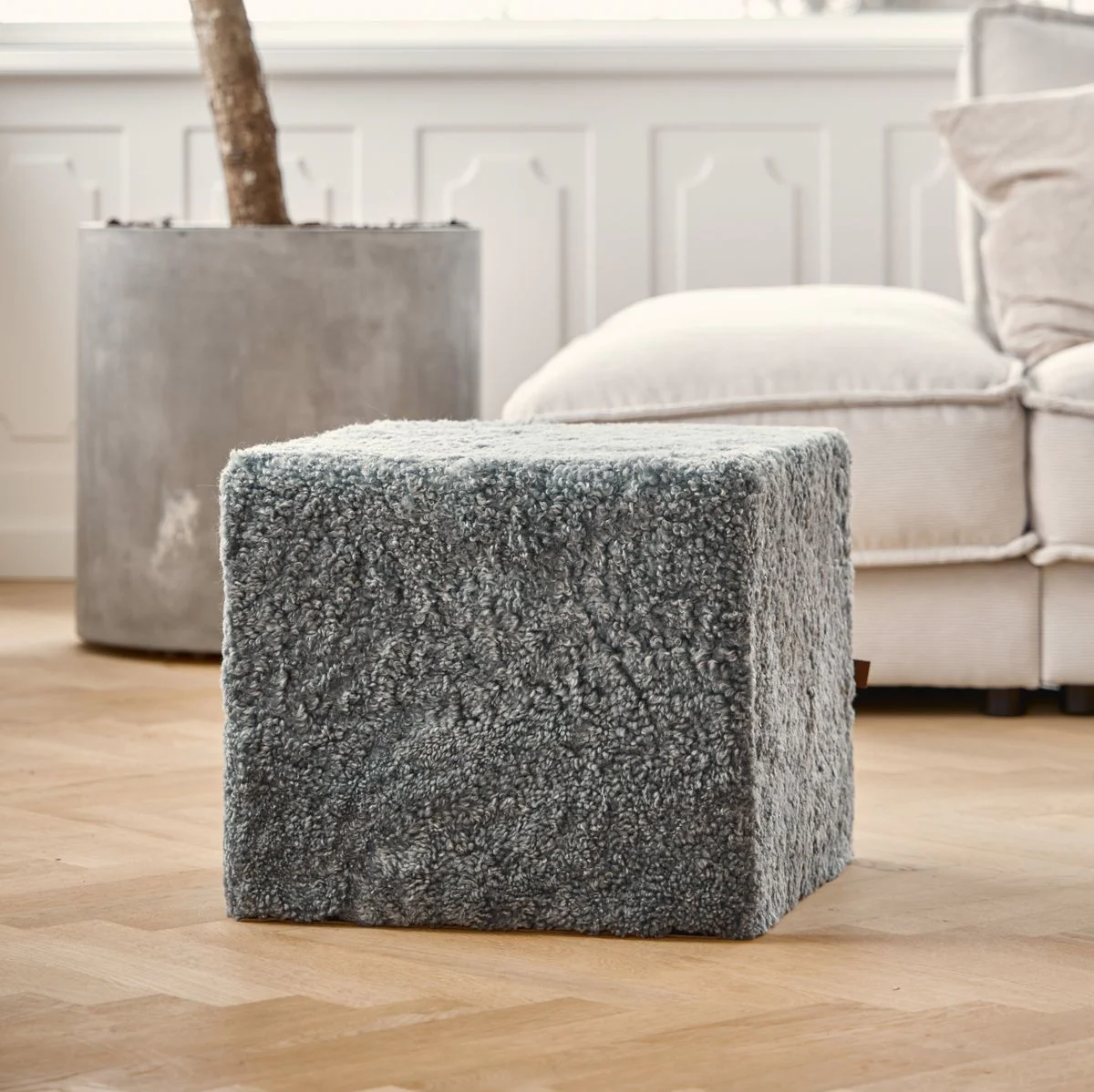 Kort, krøllete saueskinnspuff i ull - Image 9